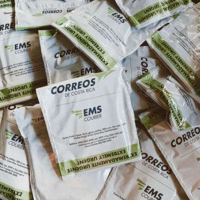 Paquetes de envío de Correos de Costa Rica y EMS listos para la expedición