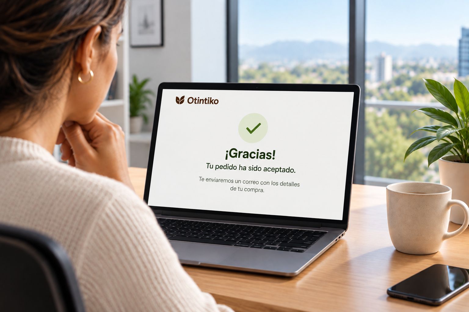 Compradora en su oficina recibiendo la confirmación de su pedido en Otintiko desde una computadora portátil.